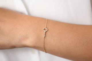 Pulsera con dije de llave de diamante de talla redonda en oro macizo de 14 k