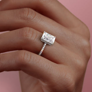 Bague de fiançailles en moissanite pavée avec halo caché radiant de 3,5 ct