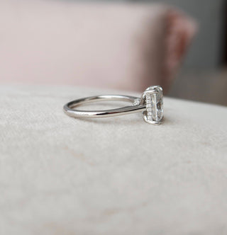 Anillo de compromiso solitario con diamante de moissanita con halo oculto y corte radiante de 3,0 quilates 