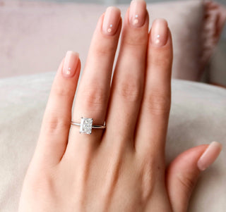 Bague de fiançailles avec halo caché en moissanite de forme radiante de 2,0 ct