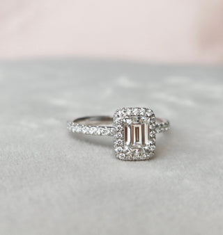 Bague de fiançailles en moissanite halo taille émeraude de 1,06 ct 