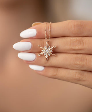 Collier de rêve en forme de flocon de neige avec diamants taille ronde pour elle