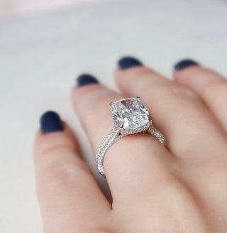 Bague de fiançailles en moissanite avec solitaire coussin et sertissage pavé de 6,0 ct