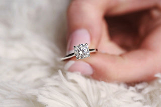 Bague de fiançailles avec halo caché en moissanite en forme de coussin de 2,0 ct