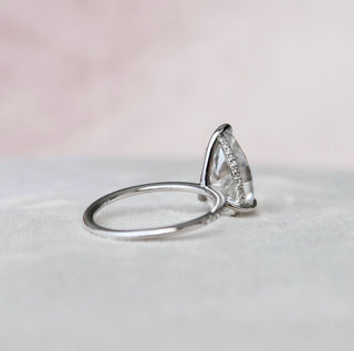 Anillo de compromiso solitario de diamante y moissanita con halo oculto en forma de pera de 4,50 quilates