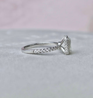 Anillo de compromiso con pavé de diamantes y moissanita con halo oculto de talla esmeralda de 1,0 ct