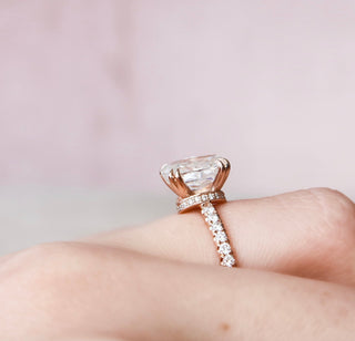 Anillo de compromiso único con halo oculto de diamante moissanita pavé ovalado de 2,0 quilates para mujer