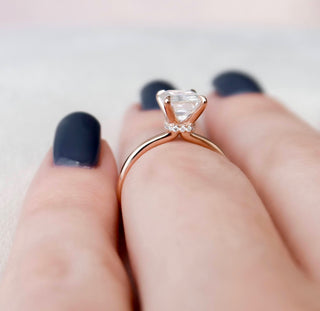 Anillo de compromiso solitario con diamante de moissanita y halo oculto de talla esmeralda de 2,0 quilates