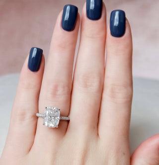 Bague de fiançailles en moissanite avec solitaire coussin et sertissage pavé de 6,0 ct