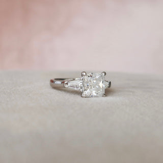 Bague de fiançailles à trois pierres avec diamants en moissanite taille princesse de 3,0 ct