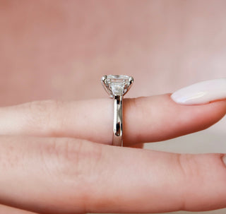 Anillo de compromiso de moissanita de tres piedras con corte princesa de 3,0 quilates