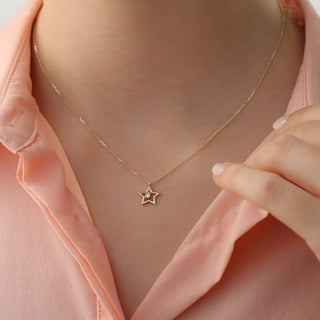 Collar con dije de estrella pequeña con diamantes de talla redonda para ella