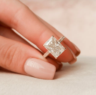 Bague de fiançailles en moissanite à taille radiante et sertie de pavés de 5,5 ct