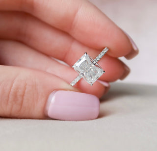 Bague de fiançailles en moissanite pavée avec halo caché radiant de 3,5 ct