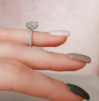 Bague de fiançailles pavée de diamants en moissanite à halo caché et coussin allongé de 2,50 ct 