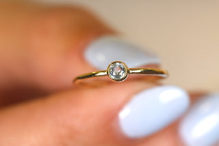 Bague en diamant taille ronde sertie de lunette pour elle comme cadeau d'anniversaire 