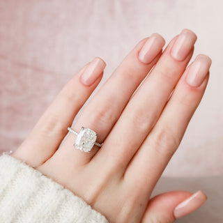 Bague de fiançailles en forme de coussin allongé de 3,0 ct avec halo caché de diamants en moissanite pavée 