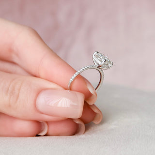 Bague de fiançailles en moissanite taille coussin de 2,0 ct sertie d'un pavé