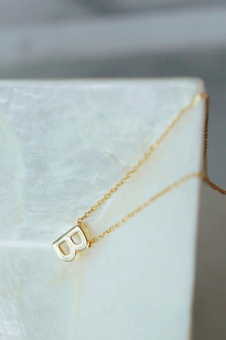 Collar con Letra Inicial Minimalista para Mujer en Oro de 18 K