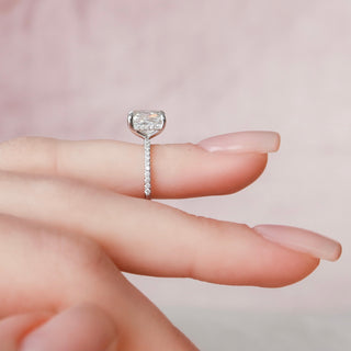 Bague de fiançailles en forme de coussin allongé de 2,0 ct avec halo caché de diamants en moissanite pavée