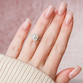 Bague de fiançailles avec halo caché en moissanite en forme de coussin de 2,0 ct