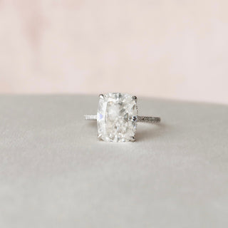 Bague de fiançailles en forme de coussin allongé de 3,0 ct avec halo caché de diamants en moissanite pavée 