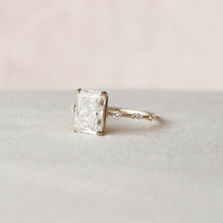 Produit personnalisé ~ Bague de fiançailles avec halo caché en moissanite taille radiant de 3,50 ct 