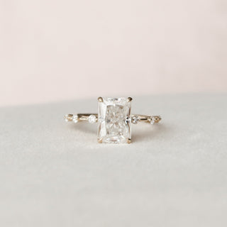 Produit personnalisé ~ Bague de fiançailles avec halo caché en moissanite taille radiant de 3,50 ct 