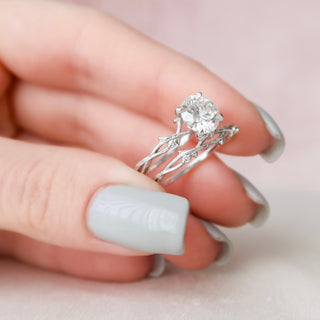 Bague de fiançailles en moissanite à taille ronde et sertie de brindilles pavées de 2,0 ct