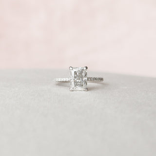 Bague de fiançailles avec halo caché en diamant et moissanite pavée radiante de 2,0 ct 