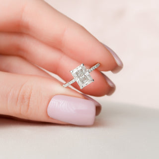 Bague de fiançailles avec halo caché en moissanite de forme radiante de 2,0 ct