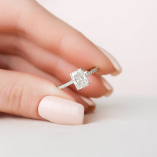 Bague de fiançailles avec halo caché en moissanite de forme radiante de 1,5 ct