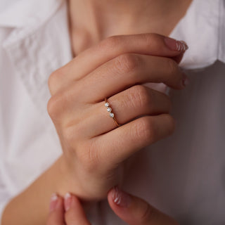 Alianza de boda con tres diamantes de talla redonda para mujer