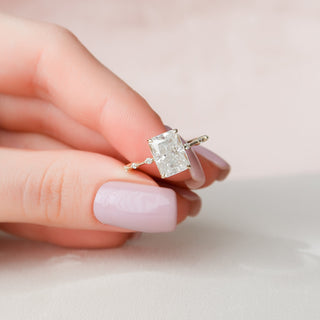 Produit personnalisé ~ Bague de fiançailles avec halo caché en moissanite taille radiant de 3,50 ct 