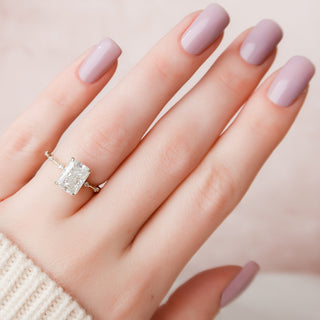 Produit personnalisé ~ Bague de fiançailles avec halo caché en moissanite taille radiant de 3,50 ct 