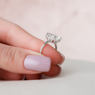 Anillo de compromiso solitario con diamante de moissanita con halo oculto ovalado de 5,0 quilates