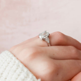 Anillo de compromiso de tres piedras con diamantes de moissanita de corte ovalado y engaste tipo catedral de 3,5 quilates