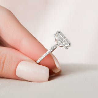 Bague de fiançailles en moissanite ovale avec halo caché de 5,0 ct et diamants pavés