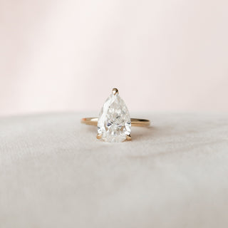 Bague de fiançailles avec halo caché en diamant et moissanite à trois griffes en forme de poire de 2,50 ct