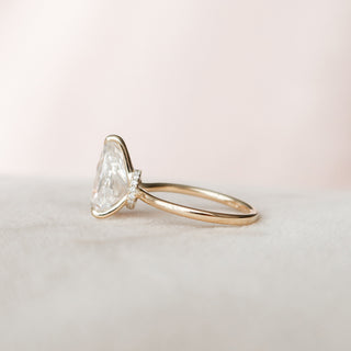 Bague de fiançailles avec halo caché en diamant et moissanite à trois griffes en forme de poire de 2,50 ct