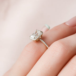 Bague de fiançailles en moissanite pavée avec halo radiant de 2,0 ct