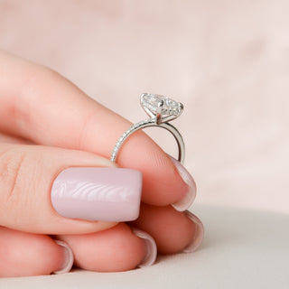 Anillo de compromiso con moissanita con engaste pavé y halo oculto radiante de 2,0 quilates