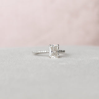 Bague de fiançailles avec halo caché en moissanite de forme radiante de 1,5 ct