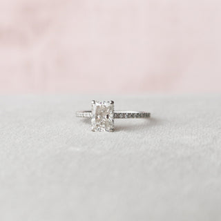 Bague de fiançailles avec halo caché en moissanite de forme radiante de 1,5 ct