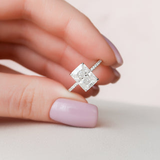 Anillo de compromiso con pavé de diamantes y moissanita con halo oculto radiante de 3,50 quilates 