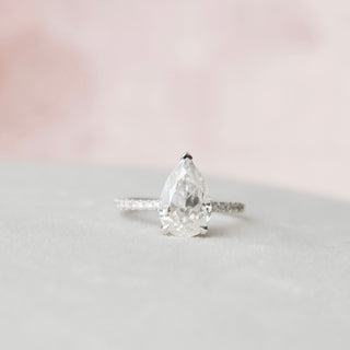 Bague de fiançailles en moissanite taille poire de 2,0 ct avec pavé et halo caché