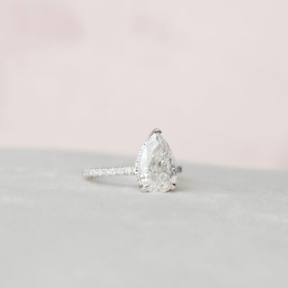 Bague de fiançailles en moissanite taille poire de 2,0 ct avec pavé et halo caché