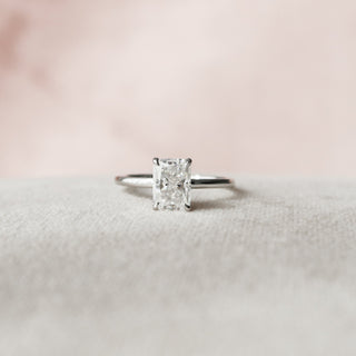 Bague de fiançailles avec halo caché en moissanite de forme radiante de 1,5 ct