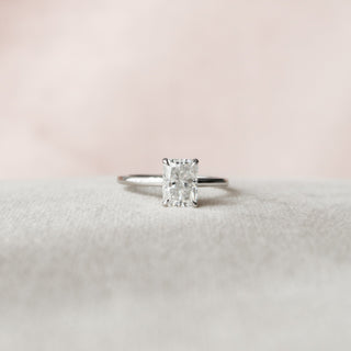 Bague de fiançailles avec halo caché en moissanite de forme radiante de 1,5 ct