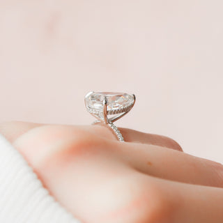 Bague de fiançailles en moissanite à sertissage pavé et solitaire taille poire de 4,5 ct